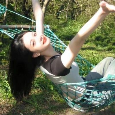 穿网球鞋的电脑封面
